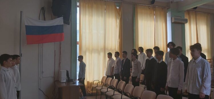 С 1 сентября студенты ГАПОУ УКПЭД начинают учебную неделю с церемонии поднятия российского флага и исполнения государственного гимна.