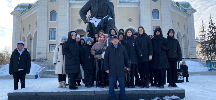 Группы К31,К32,Кп2 во главе с Мингазовым Р.Н. посетили Башкирский драматический театр им.М.Гафури.