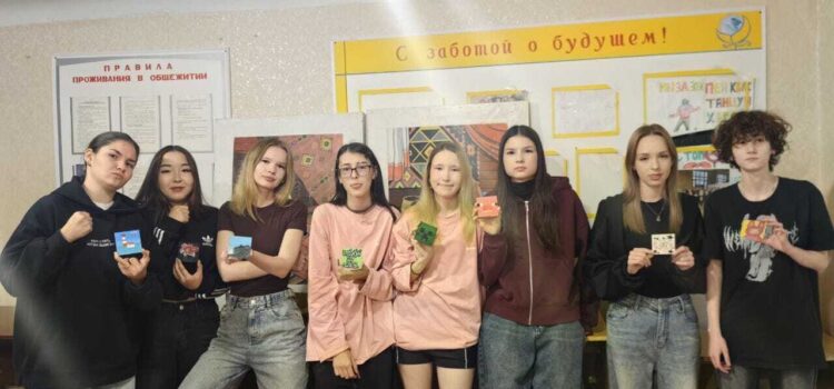 Мастер-класс по рисованию на мини-холстах среди студентов общежития